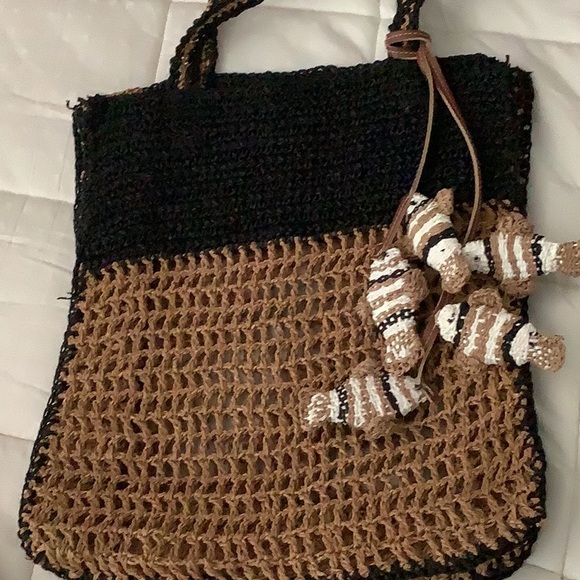 Adorable Raffia Tote Bag with Fish  Charms. NWT - Picture 1 of 5